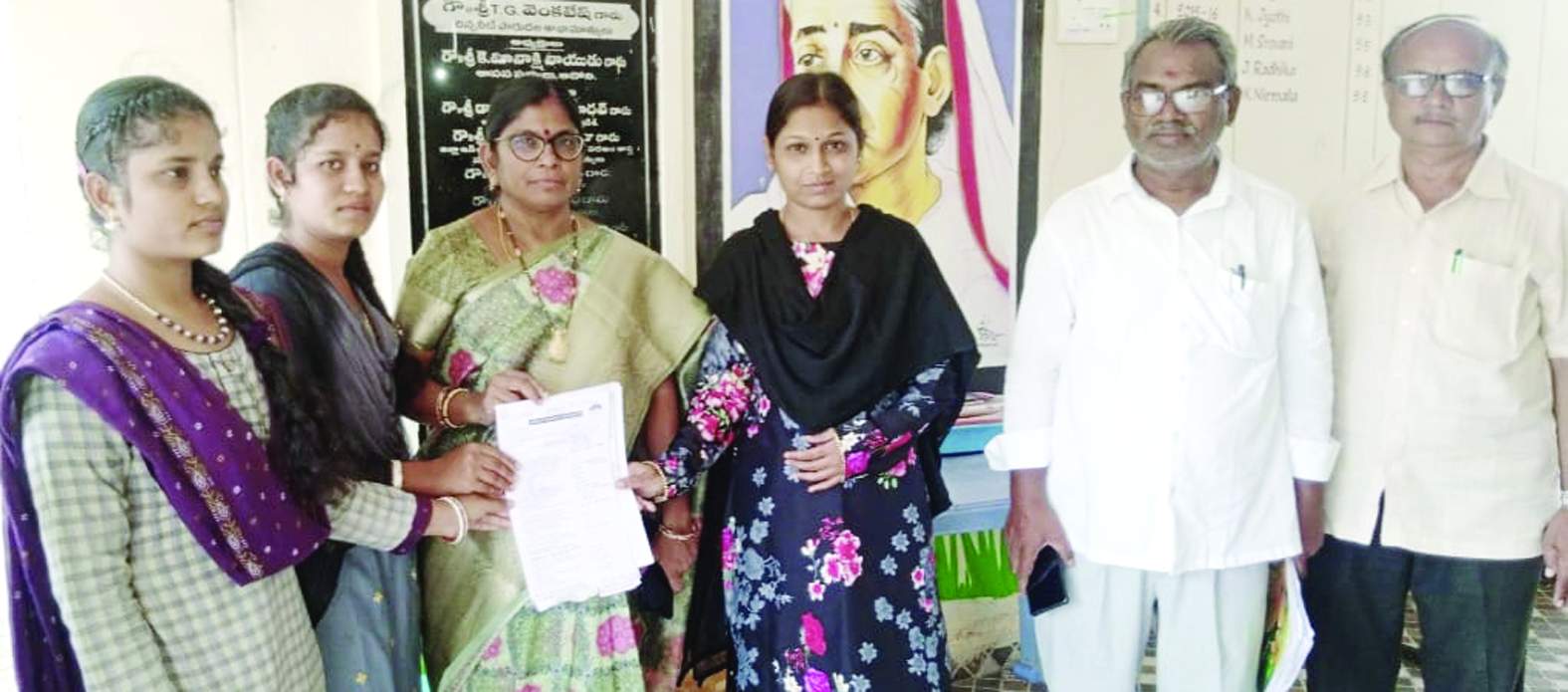 విద్యార్థులను కెజిబివిలో చేర్పిస్తున్న అధికారులు