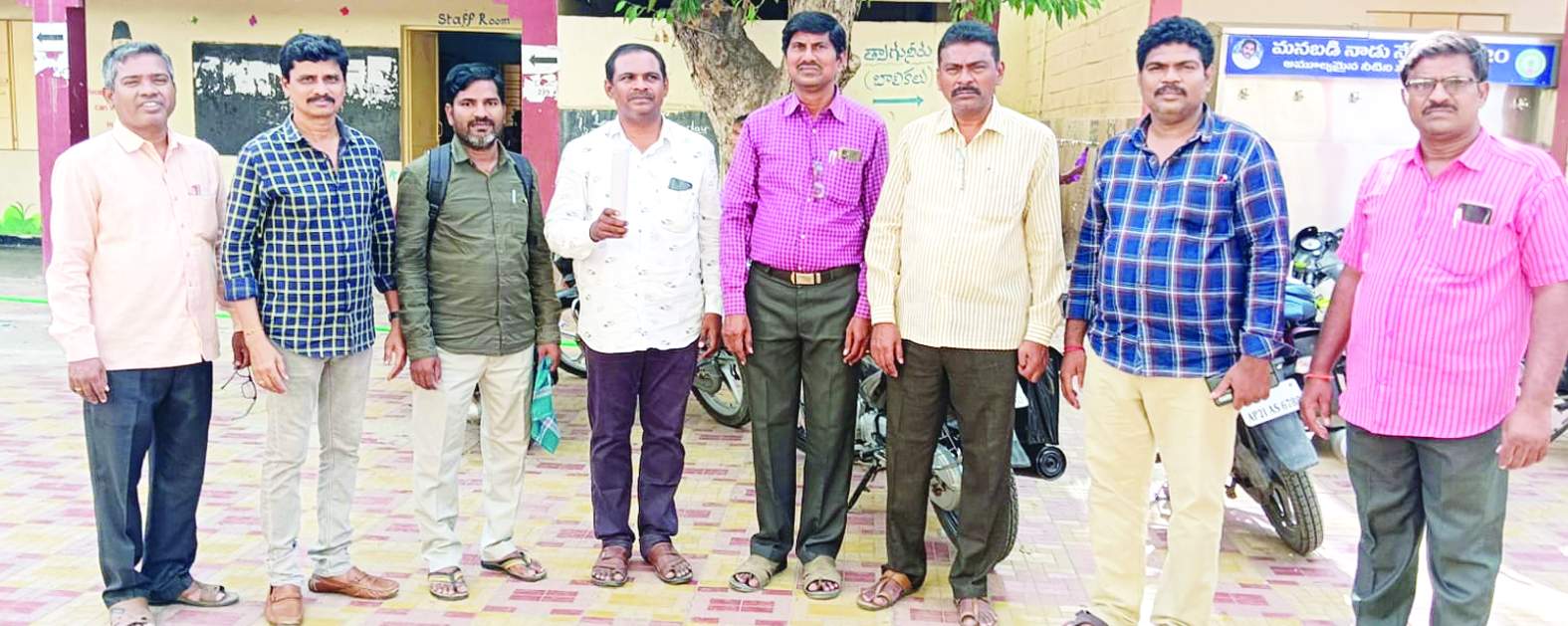 సమావేశంలో మాట్లాడుతున్న నాయకులు