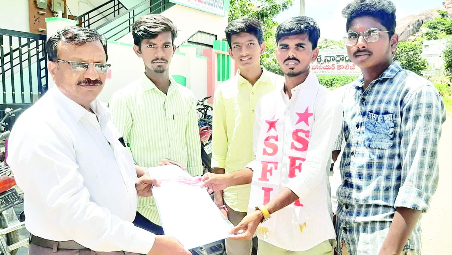 వినతిపత్రం అందజేస్తున్న నాయకులు