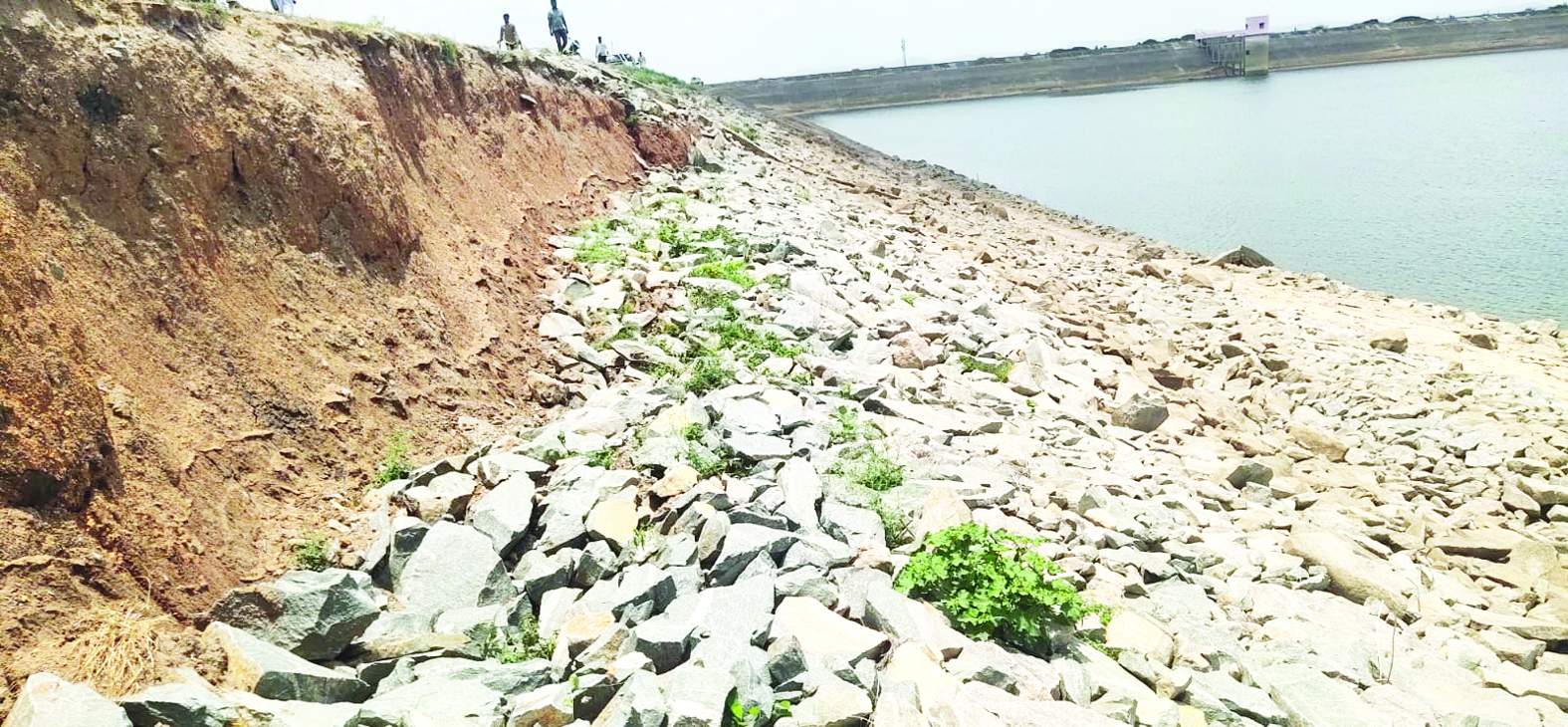 కుంగిపోయిన చెరువు కట్ట