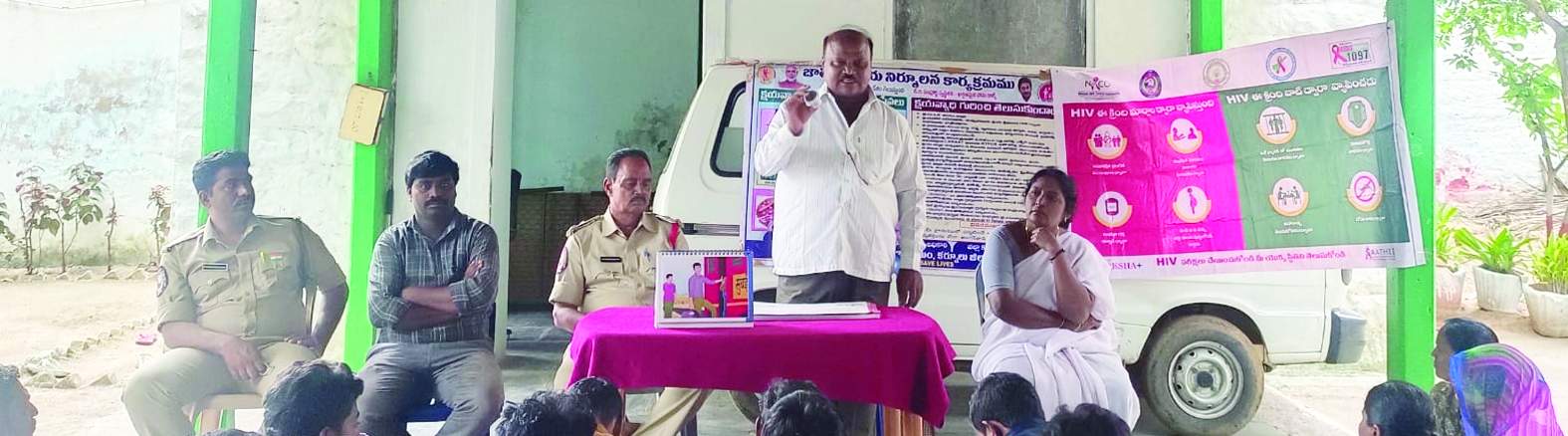 సమావేశంలో మాట్లాడుతున్న బాబురాజు