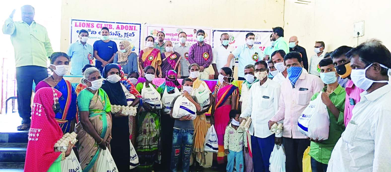 కిట్లను పంపిణీ చేస్తున్న వైద్యులు