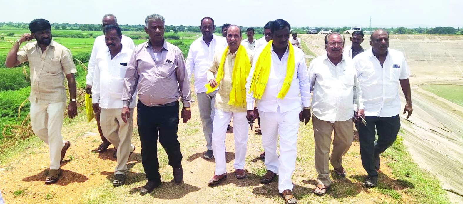 ఎస్‌ఎస్‌ ట్యాంకును సందర్శిస్తున్న నాయకులు