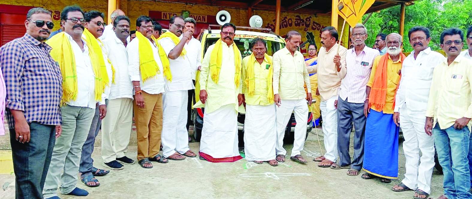 జెండా ఊపి వాహనాన్ని ప్రారంభిస్తున్న ఉమాపతి నాయుడు