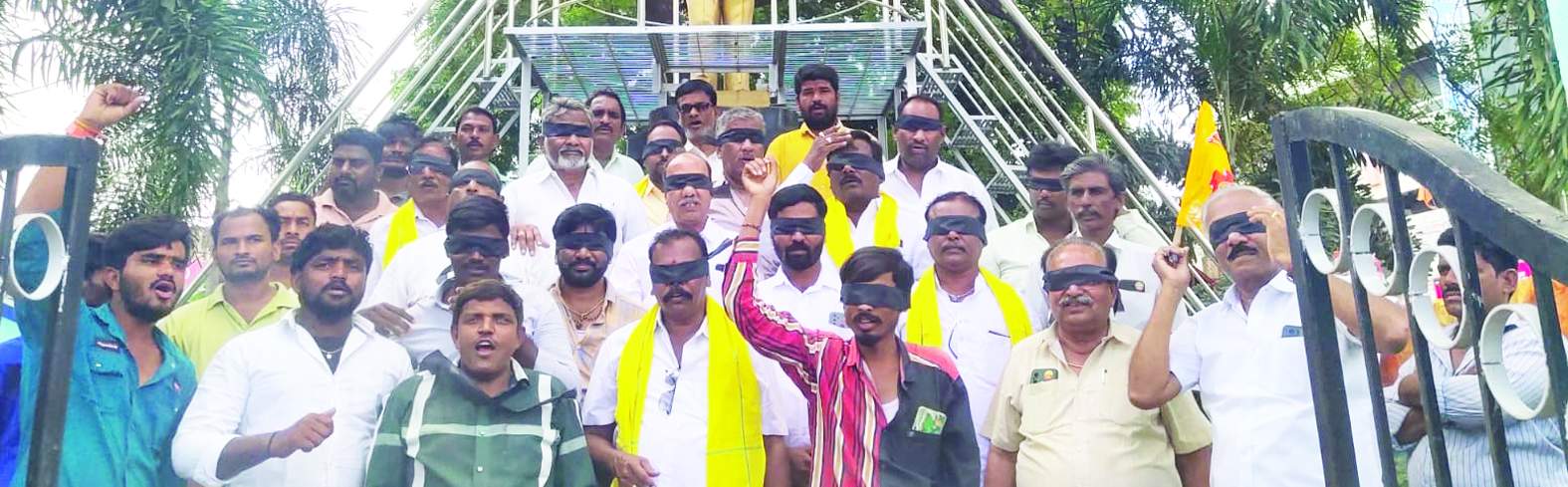 అంబేద్కర్‌ విగ్రహం ముందు నిరసన చేపడుతున్న నాయకులు