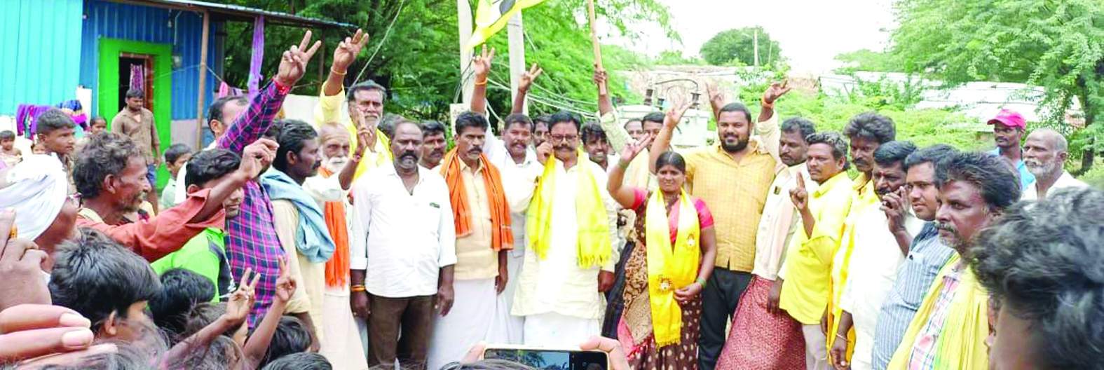 సంబరాలు చేసుకుంటున్న టిడిపి నాయకులు