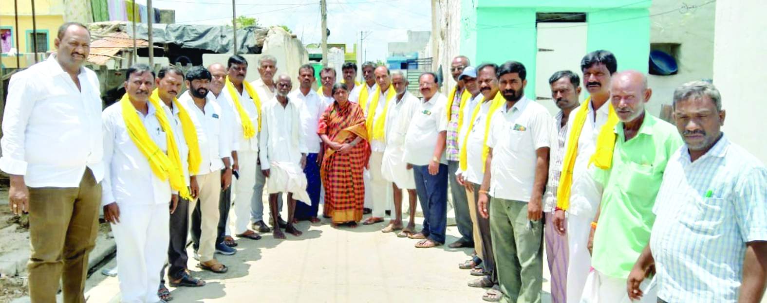 సమావేశంలో మాట్లాడుతున్న టిడిపి నాయకులు