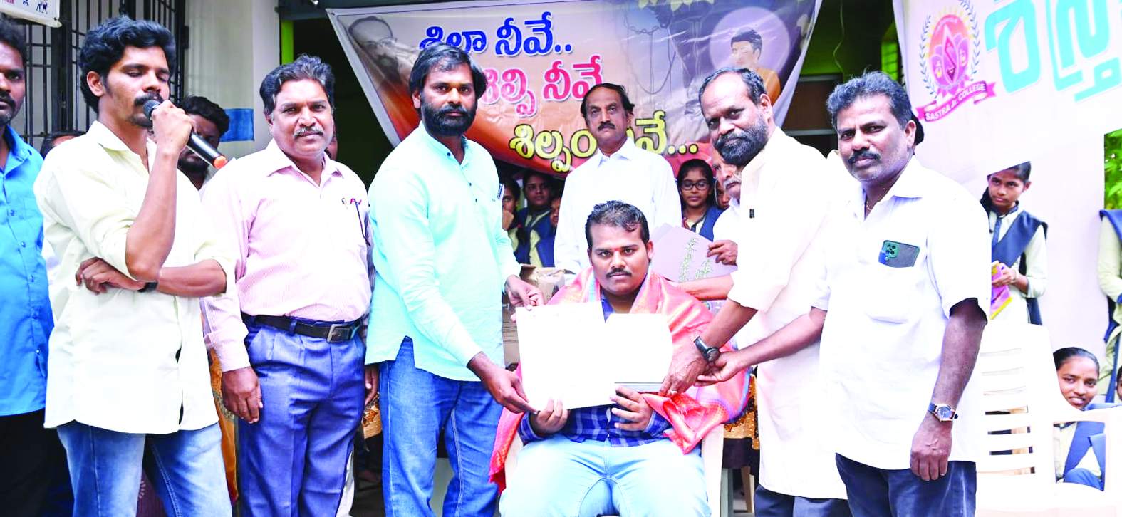 రక్తదాత విరుపాక్షిని సన్మానిస్తున్న నాయకులు