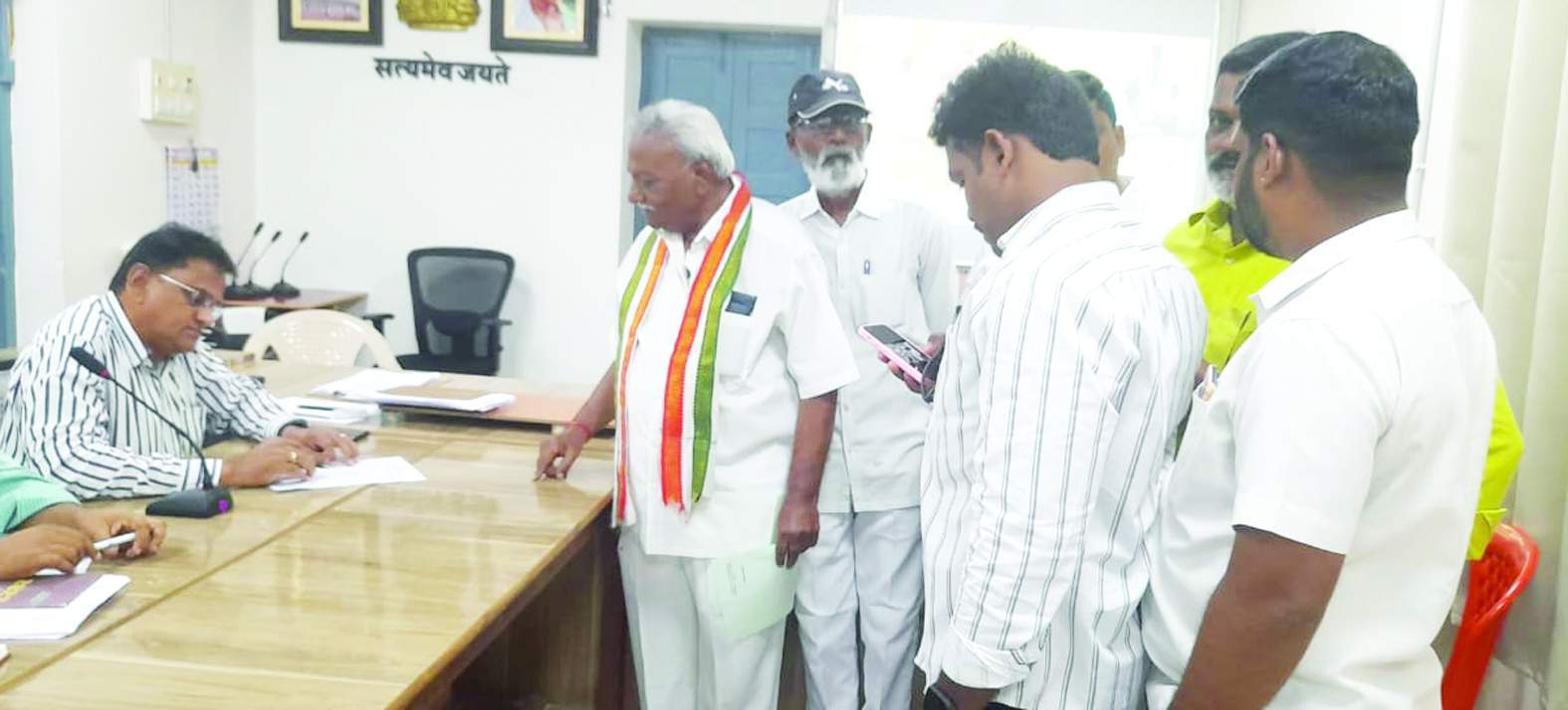 అధికారులకు వినతిపత్రం అందజేస్తున్న నాయకులు