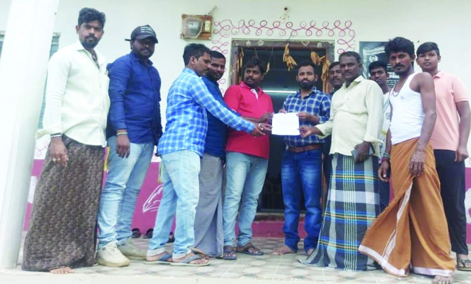 సచివాలయ సిబ్బందికి వినతిపత్రం ఇస్తున్న నాయకులు