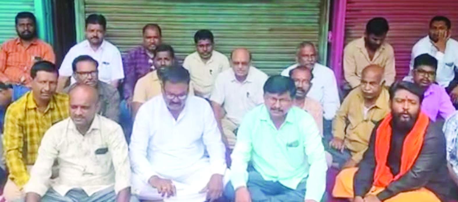 కార్యాలయం ముందు కూర్చున్న రైటర్లు