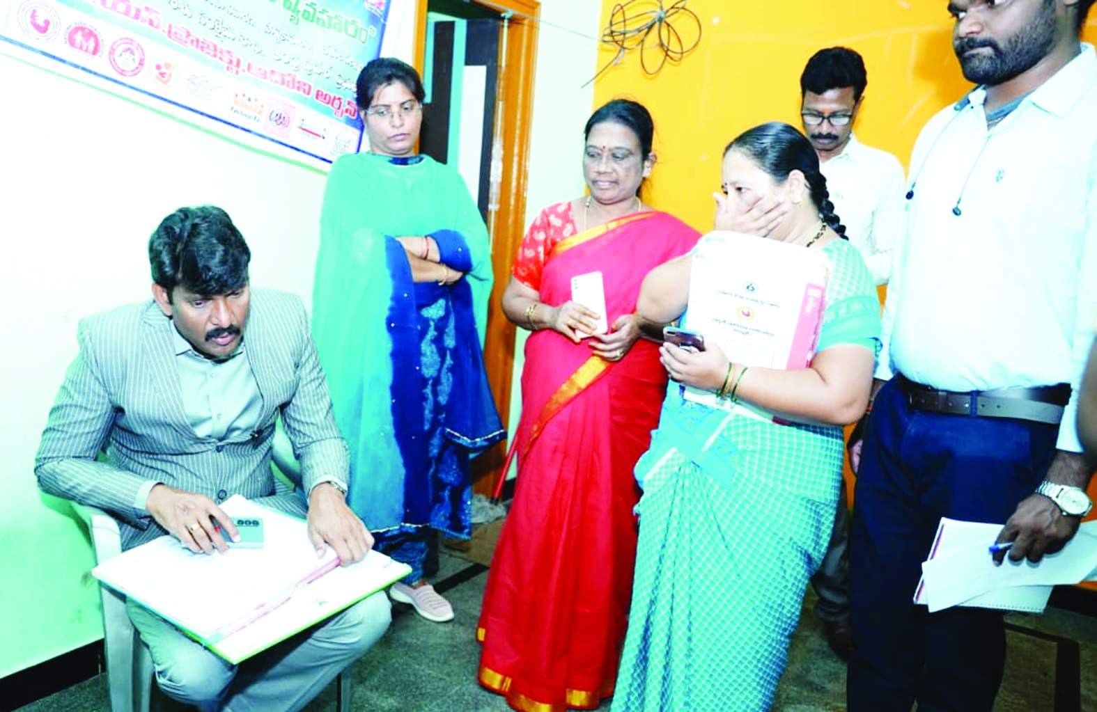 అంగన్వాడీ కేంద్రంలో రికార్డులను పరిశీలిస్తున్న ఫుడ్‌ కమిషన్‌ ఛైర్మన్‌ ప్రతాప్‌రెడ్డి