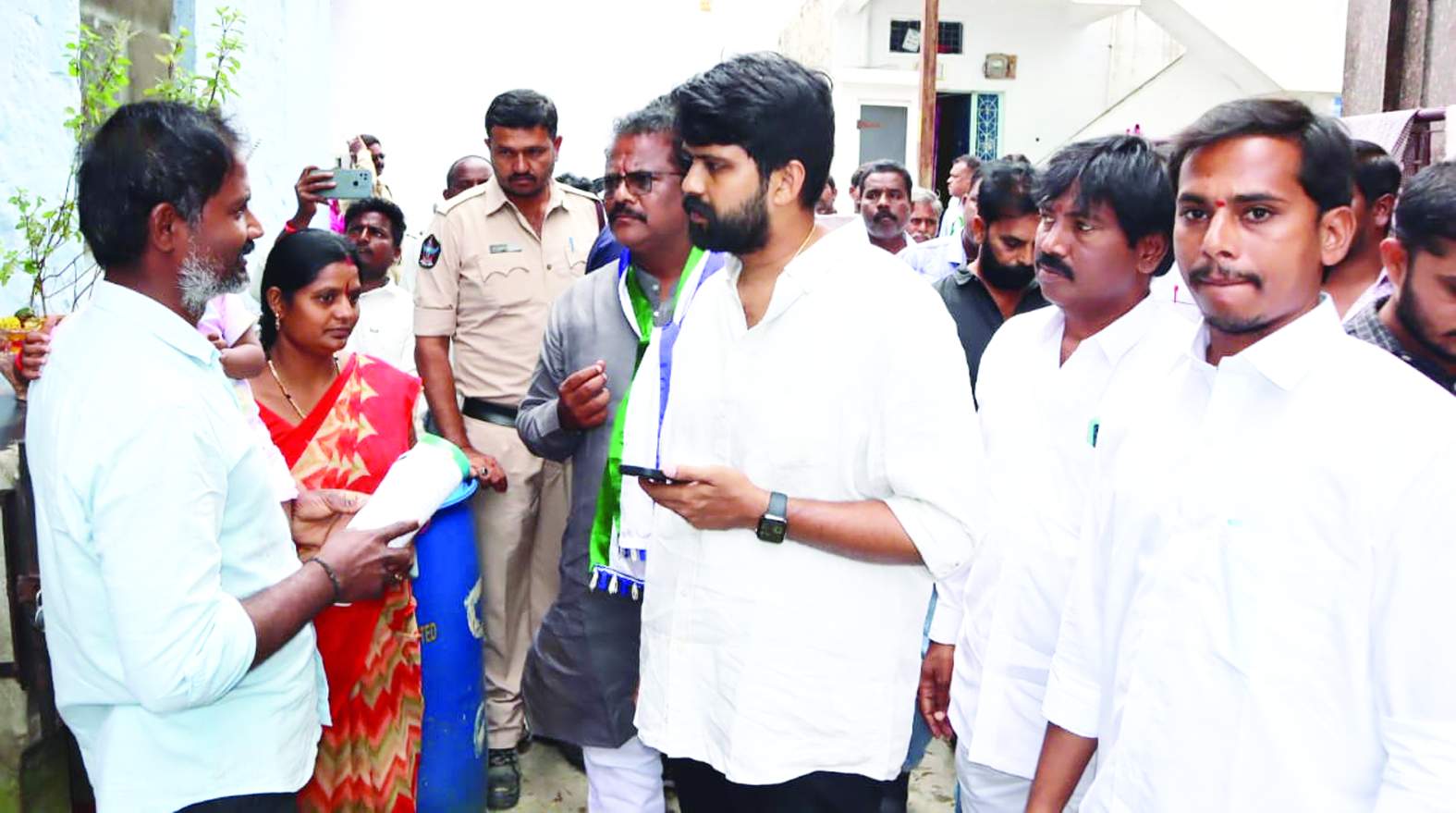 ప్రజా సమస్యలు తెలుసుకుంటున్న నాయకులు