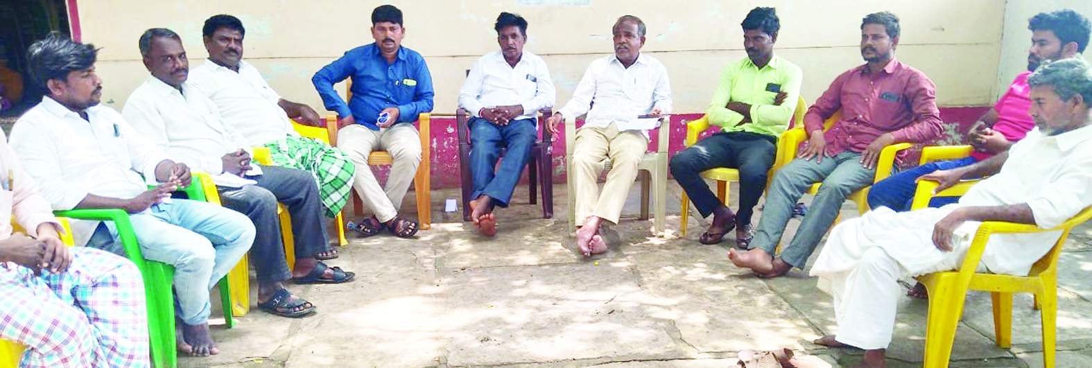 సమావేశంలో మాట్లాడుతున్న నాయకులు