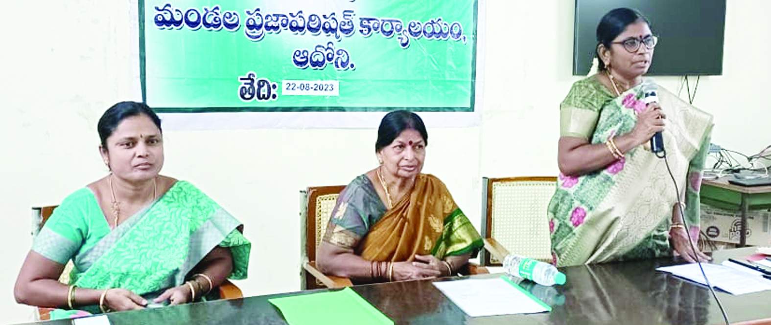 సమావేశంలో మాట్లాడుతున్న అధికారులు