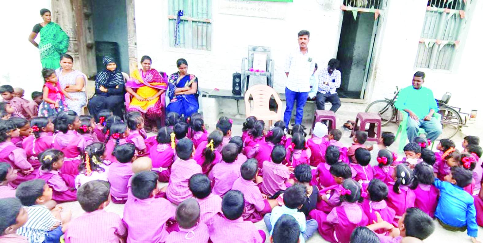 మాట్లాడుతున్న విఆర్‌ఒ రంగస్వామి