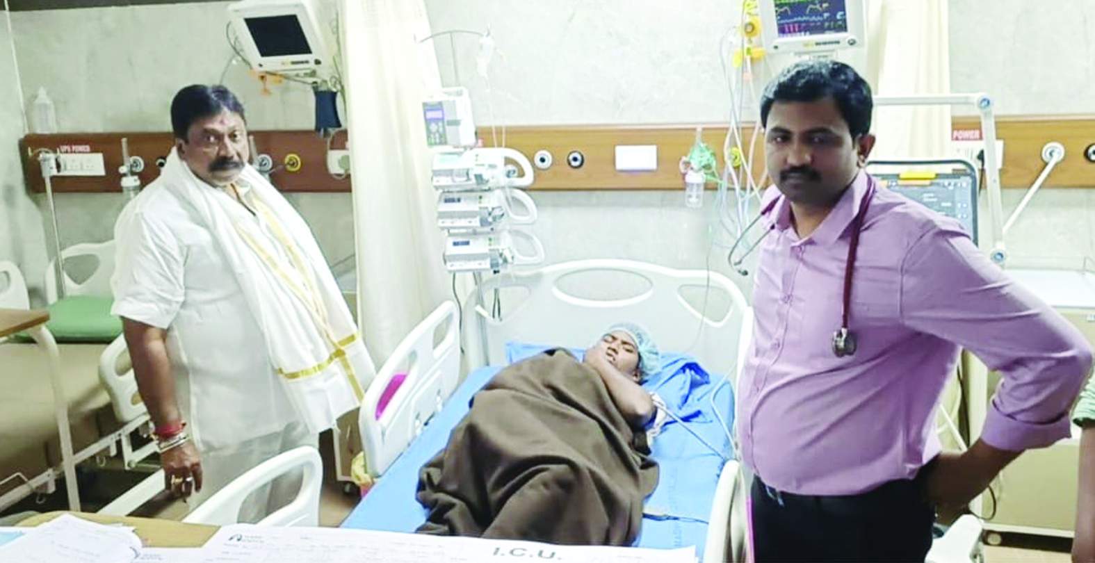 ఆరోగ్య పరిస్థితిని డాక్టర్‌ మనోజ్‌ కుమార్‌ రెడ్డిని అడిగి తెలుసుకుంటున్న ఎమ్మెల్యే