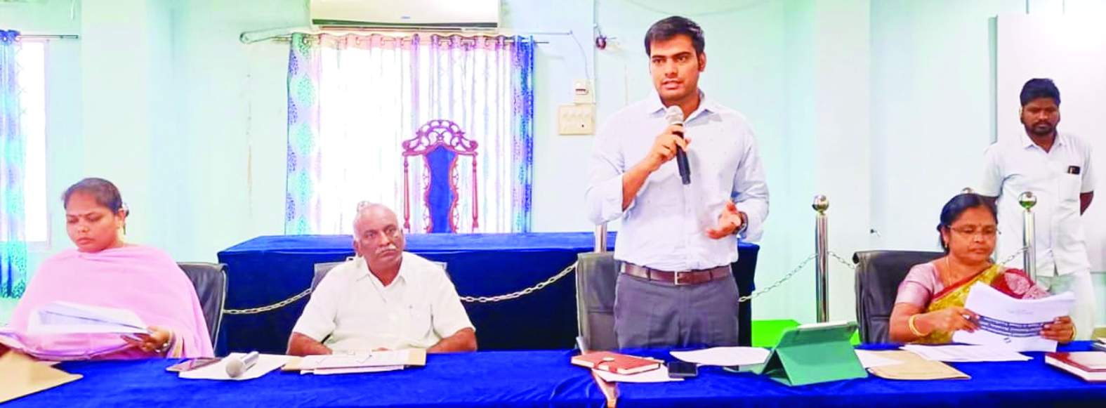 సమావేశంలో మాట్లాడుతున్న సబ్‌ కలెక్టర్‌ అభిషేక్‌ కుమార్‌