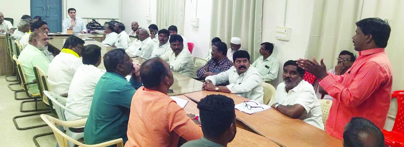 సమావేశంలో మాట్లాడుతున్న లక్ష్మణ్‌