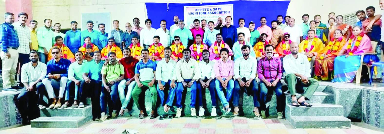 వ్యాయామ ఉపాధ్యాయులను సన్మానిస్తున్న ఉపాధ్యాయులు