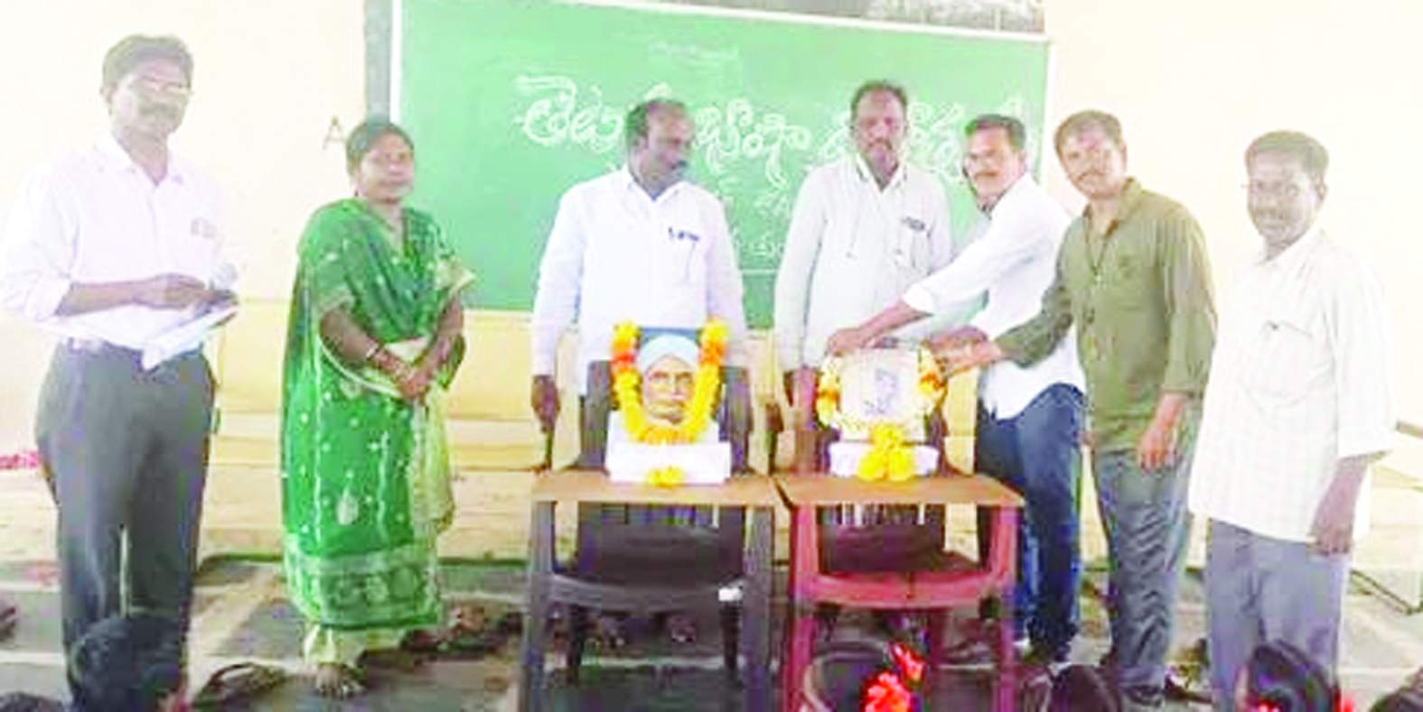 చిత్రపటానికి పూలమాల వేస్తున్న ఉపాధ్యాయ సిబ్బంది