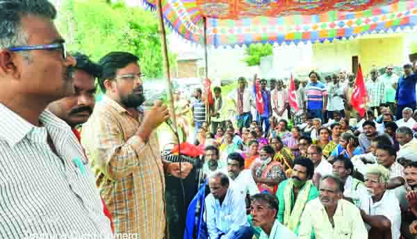 బకాయి జీతాలు చెల్లించాలని పంచాయతీ కార్మికుల ధర్నా
