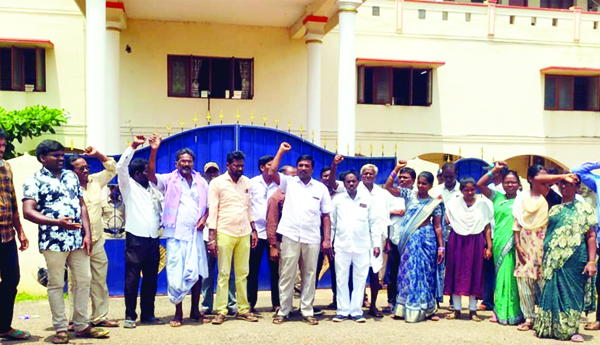 విఆర్‌ఎల సమస్యలపై కలెక్టరేట్‌ వద్ద ధర్నా