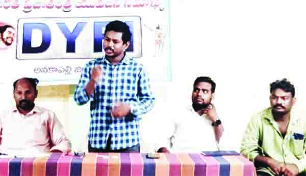 పరిశ్రమల్లో స్థానికులకు 70 శాతం ఉద్యోగాలివ్వాలి