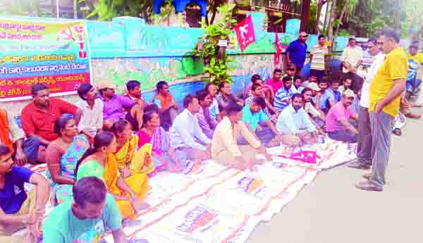 జివిఎంసి కార్మికుల సమస్యలపై ధర్నా