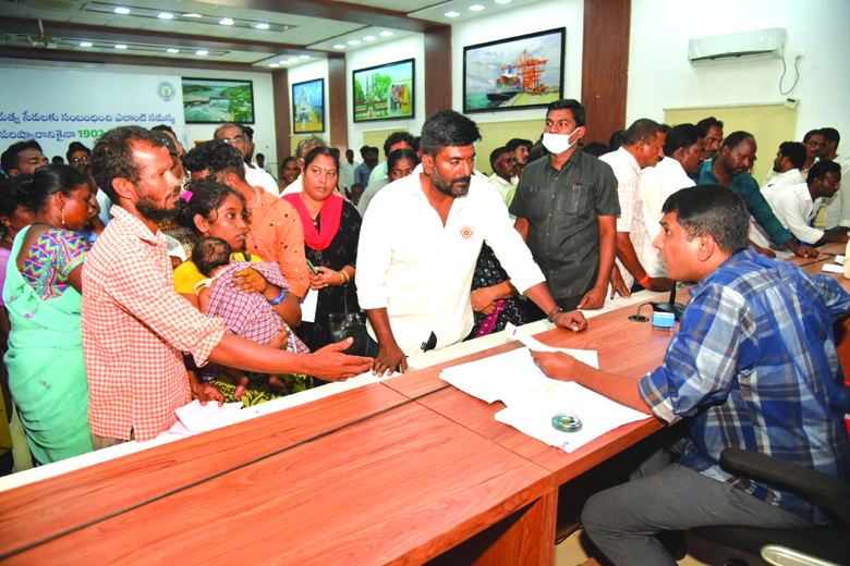 బిడ్డను కోల్పోయిన కుటుంబాన్ని ఆదుకోవాలి