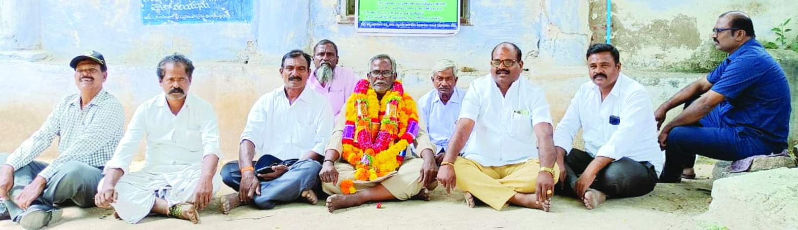 తహశీల్దార్‌ కార్యాలయం వద్ద దీక్ష చేపట్టిన మాజీ సైనికుడు మహేష్‌