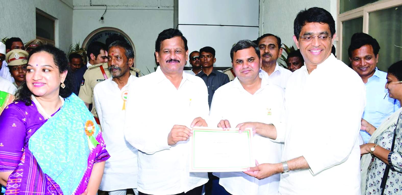 మంత్రి బుగ్గన చేతుల మీదుగా ప్రశంసా పత్రం అందుకుంటున్న ఎంపిడిఒ