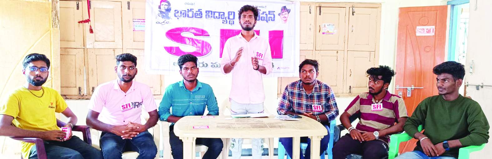 మాట్లాడుతున్న ఎస్‌ఎఫ్‌ఐ మండల అధ్యక్షులు పోతురాజు