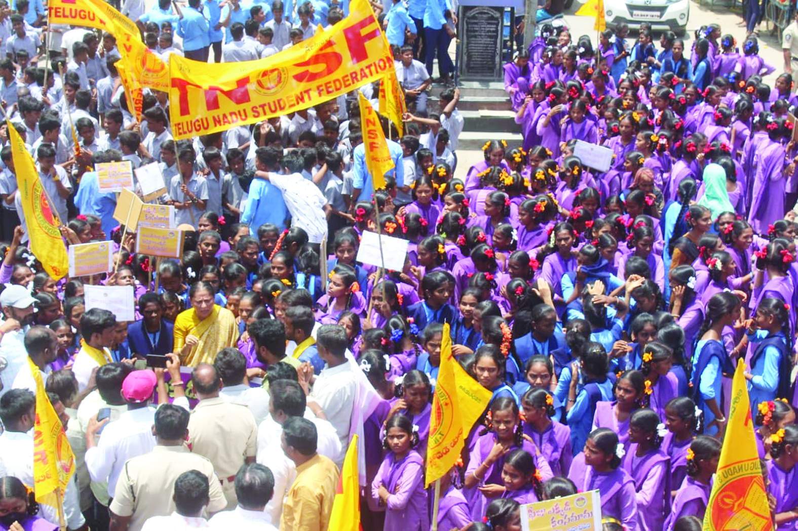 ధర్నానుద్దేశించి మాట్లాడుతున్న కోట్ల సుజాతమ్మ