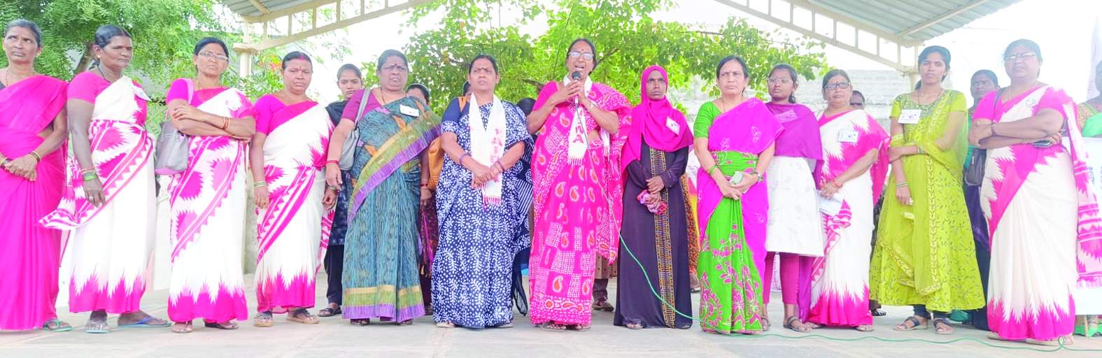 మాట్లాడుతున్న ఐద్వా రాష్ట్ర ప్రధాన కార్యదర్శి రమాదేవి