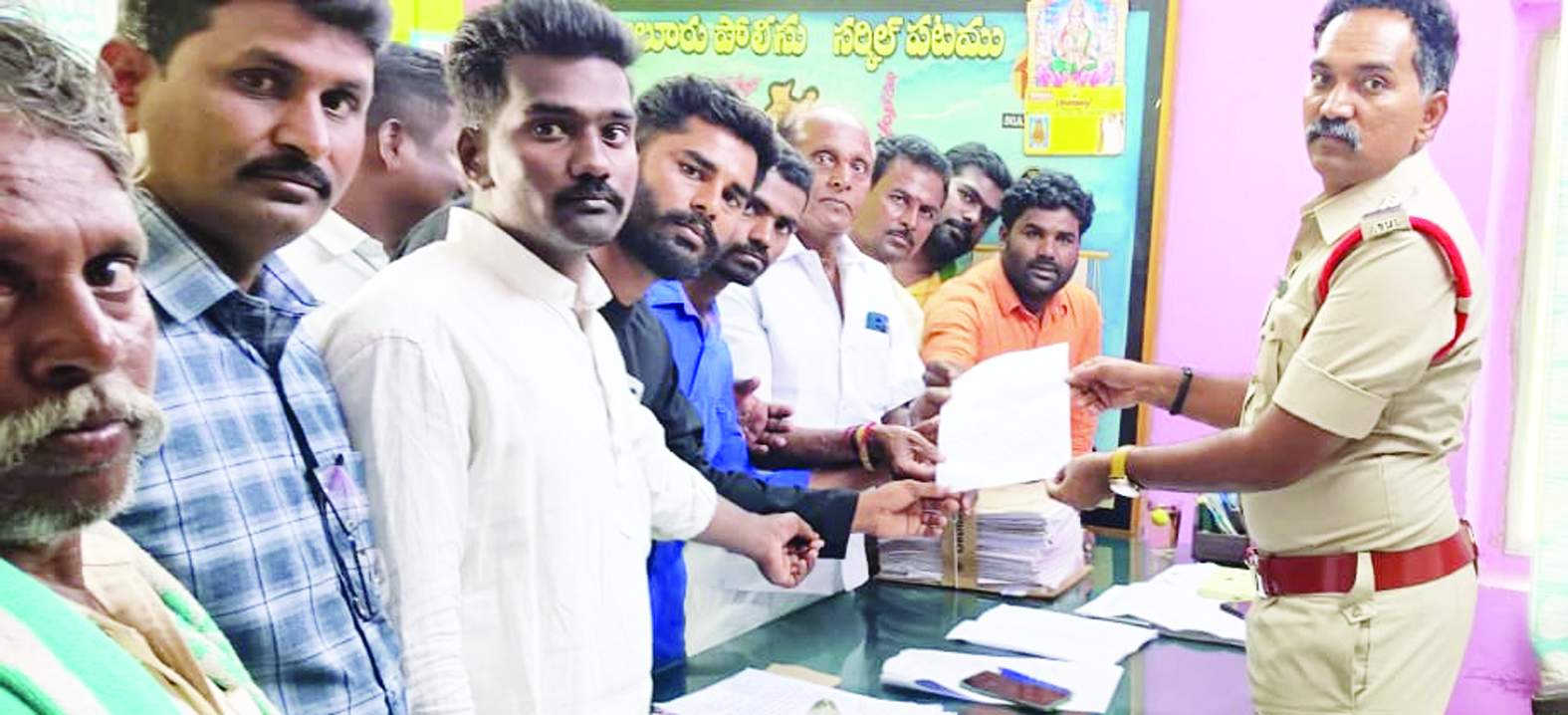 సిఐకి ఫిర్యాదు చేస్తున్న నాయకులు