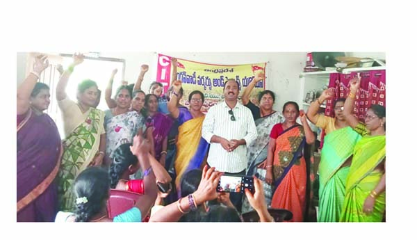 ఉద్యోగులు, కార్మికులు ఐక్య పోరాటాలకు సిద్ధం కావాలి