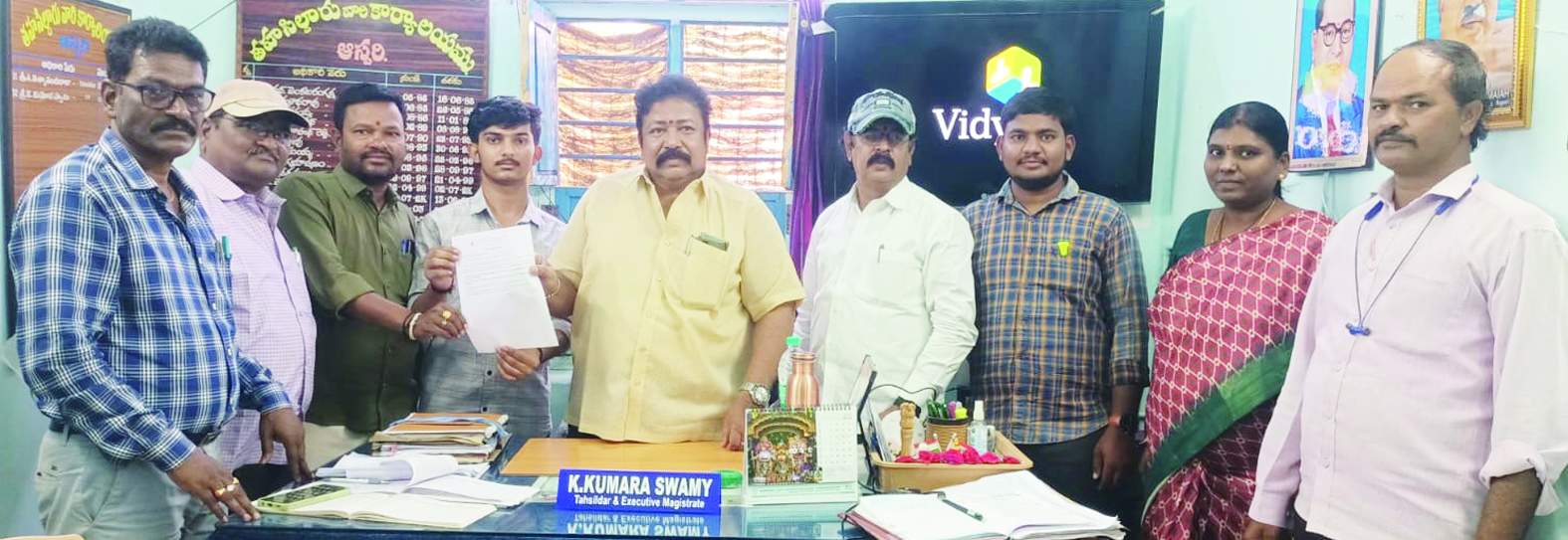 విజేత స్కూల్‌ విద్యార్థిని అభినందిస్తున్న అధికారులు