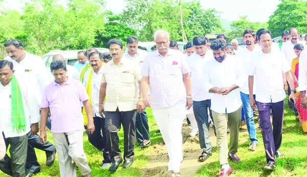 సాగునీటి ప్రాజెక్టులను  వదిలేసిన ముఖ్యమంత్రి