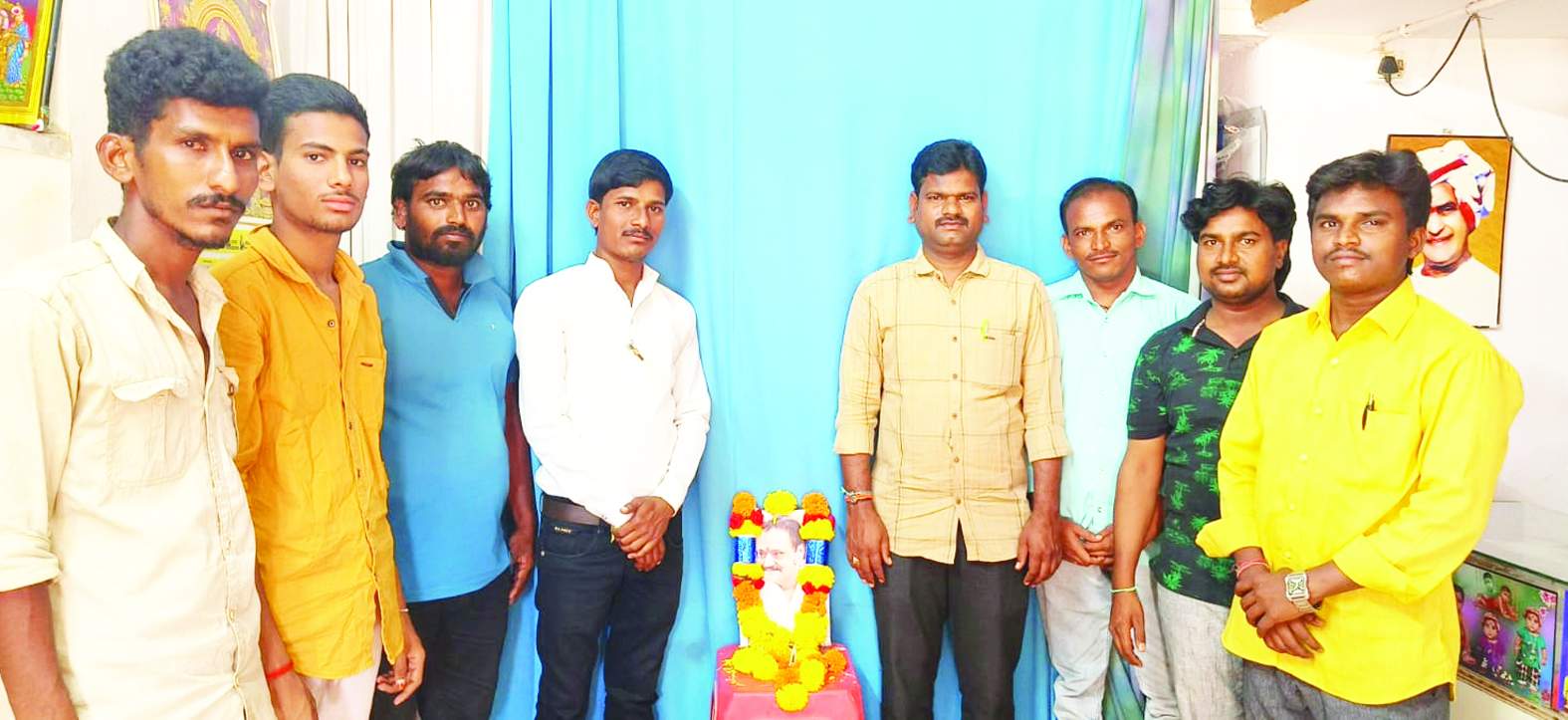 చిత్రపటానికి పూలమాల వేసి నివాళులర్పిస్తున్న నాయకులు