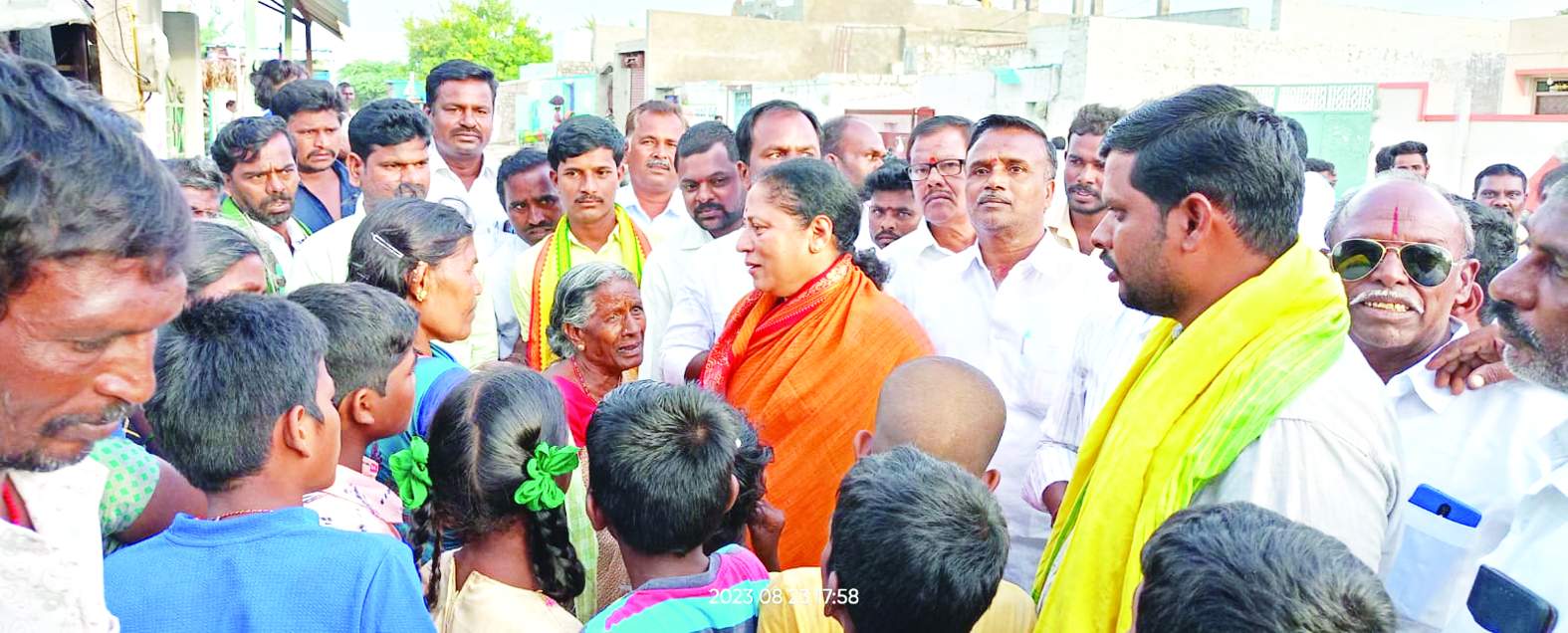 మహిళలతో మాట్లాడుతున్న కోట్ల సుజాతమ్మ