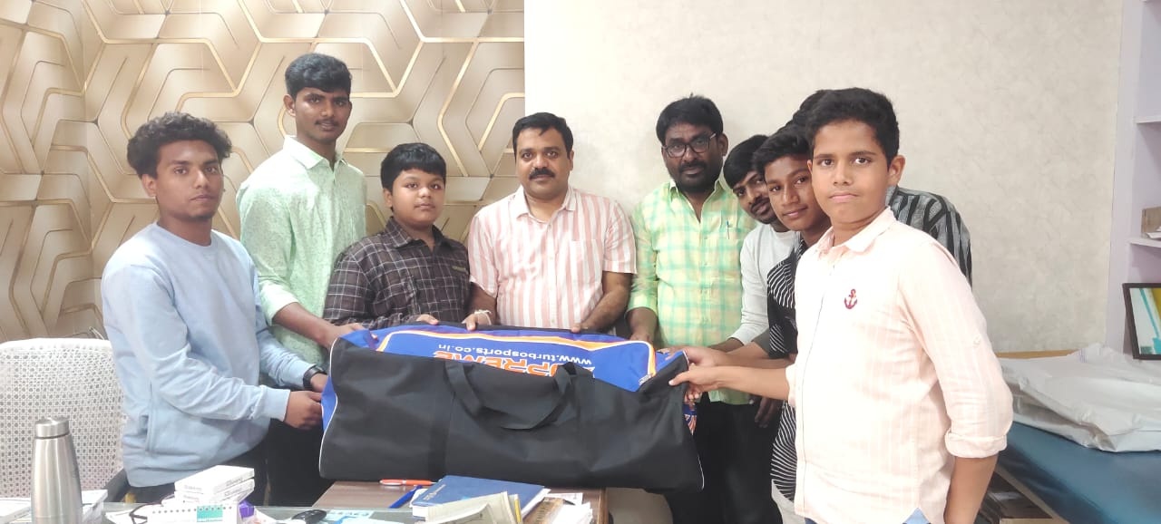క్రికెట్‌ కిట్‌ అందజేత