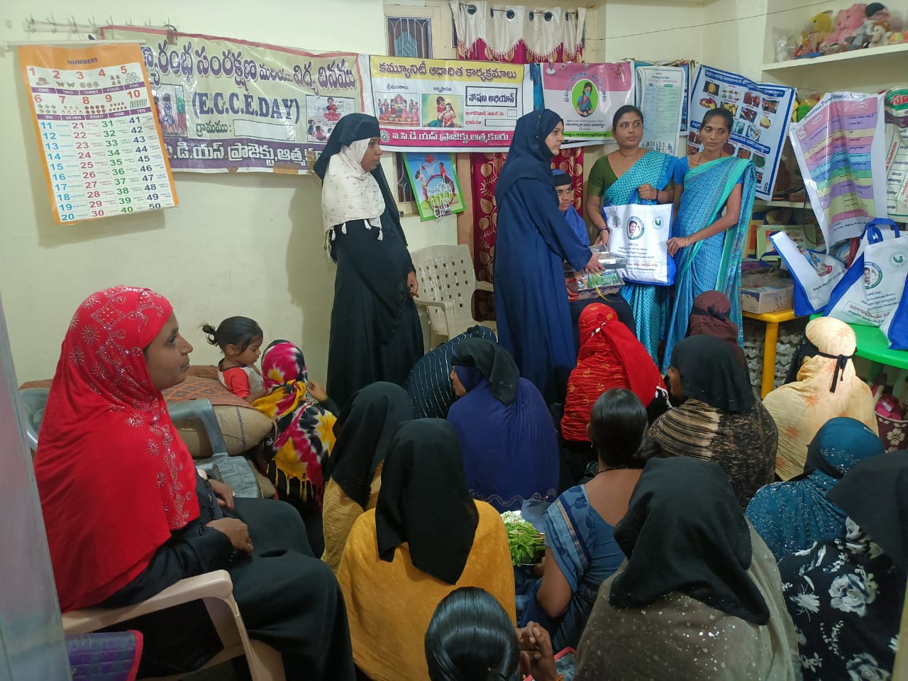 ఆత్మకూరు పట్టణంలో పథకాన్ని ప్రారంభిస్తున్న మున్సిపాలిటీ చైర్మన్ డాక్టర్ ఆసియా