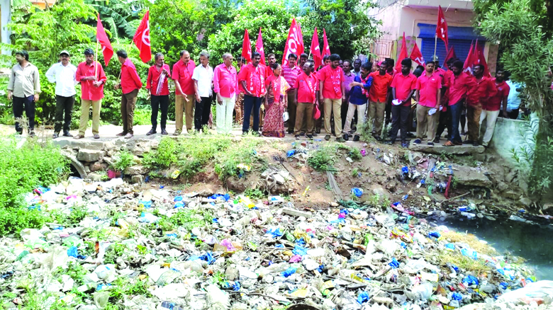 వ్యర్ధాలతో నిండిపోతున్న పంటకాలువలు