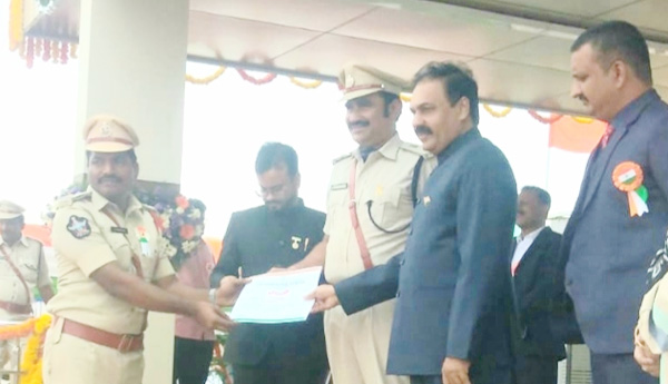 Rammohana-who-received-the-best-SI-award