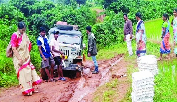 సరుకులతో నిలిచిన జీపు