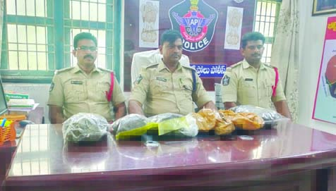 పట్టుబడిన గంజాయితో డిఎస్పీ, మురళీకష్ణ తదితరులు