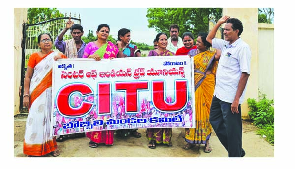 ఎండిఎం నిర్వాహురాల్ని పనిలోకి తీసుకోవాలి