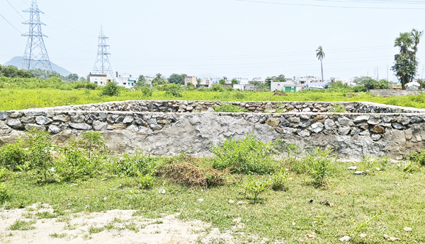 నకిలీ పట్టాలతో గుటకాయస్వాహా