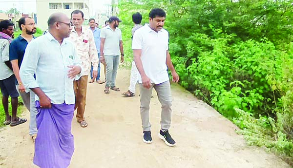 నాయుడు కాలనీలో కాలువలు నిర్మించండి